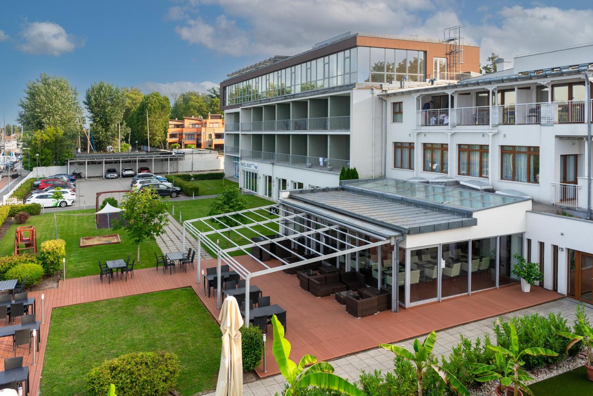 Hotel Yacht Wellness & Business Siofok Exterior photo