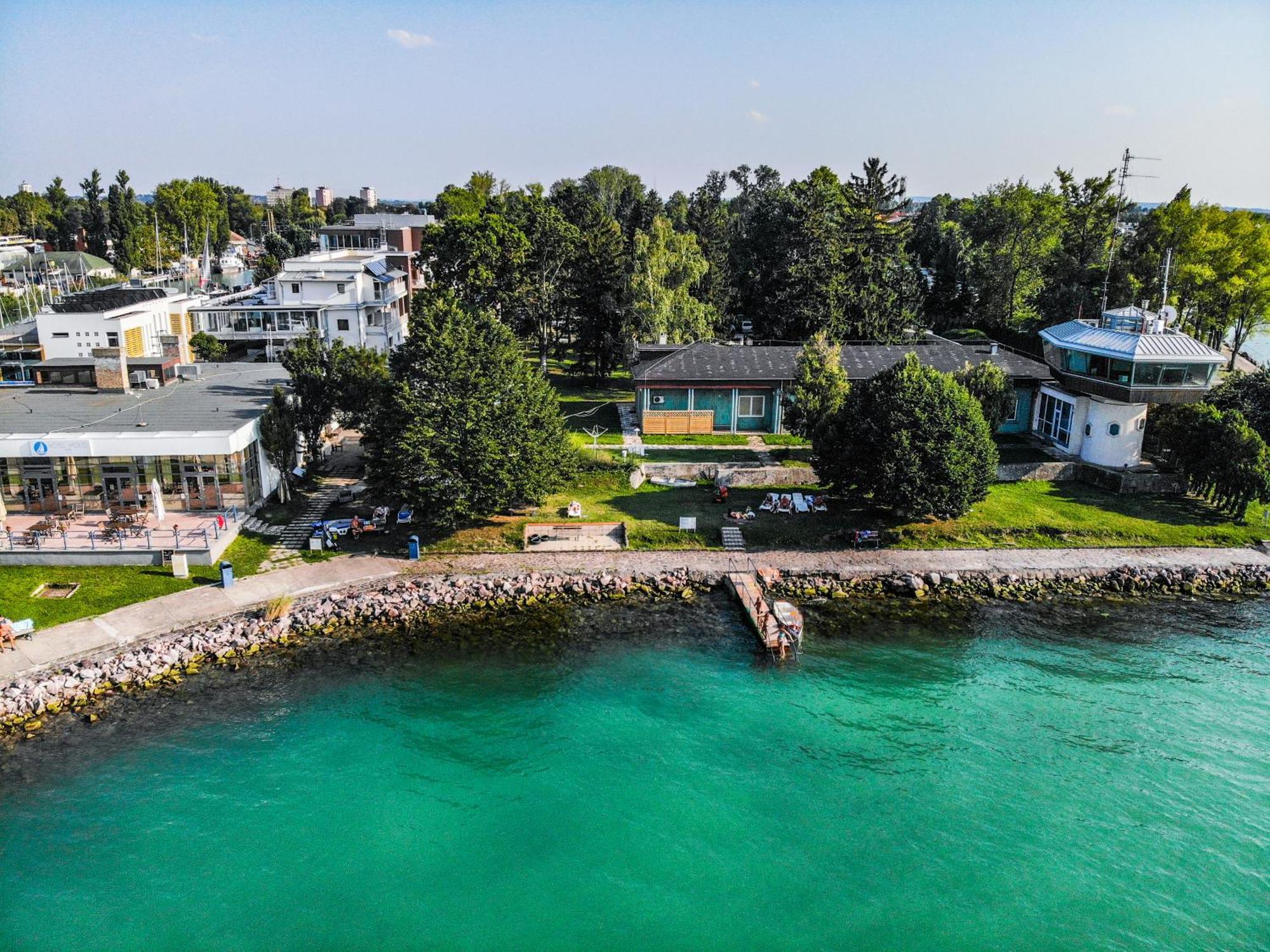 Hotel Yacht Wellness & Business Siofok Exterior photo