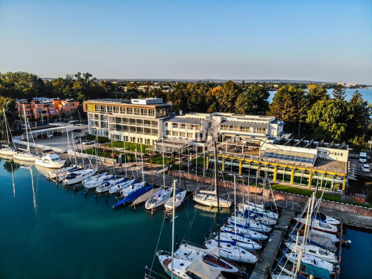 Hotel Yacht Wellness & Business Siofok Exterior photo